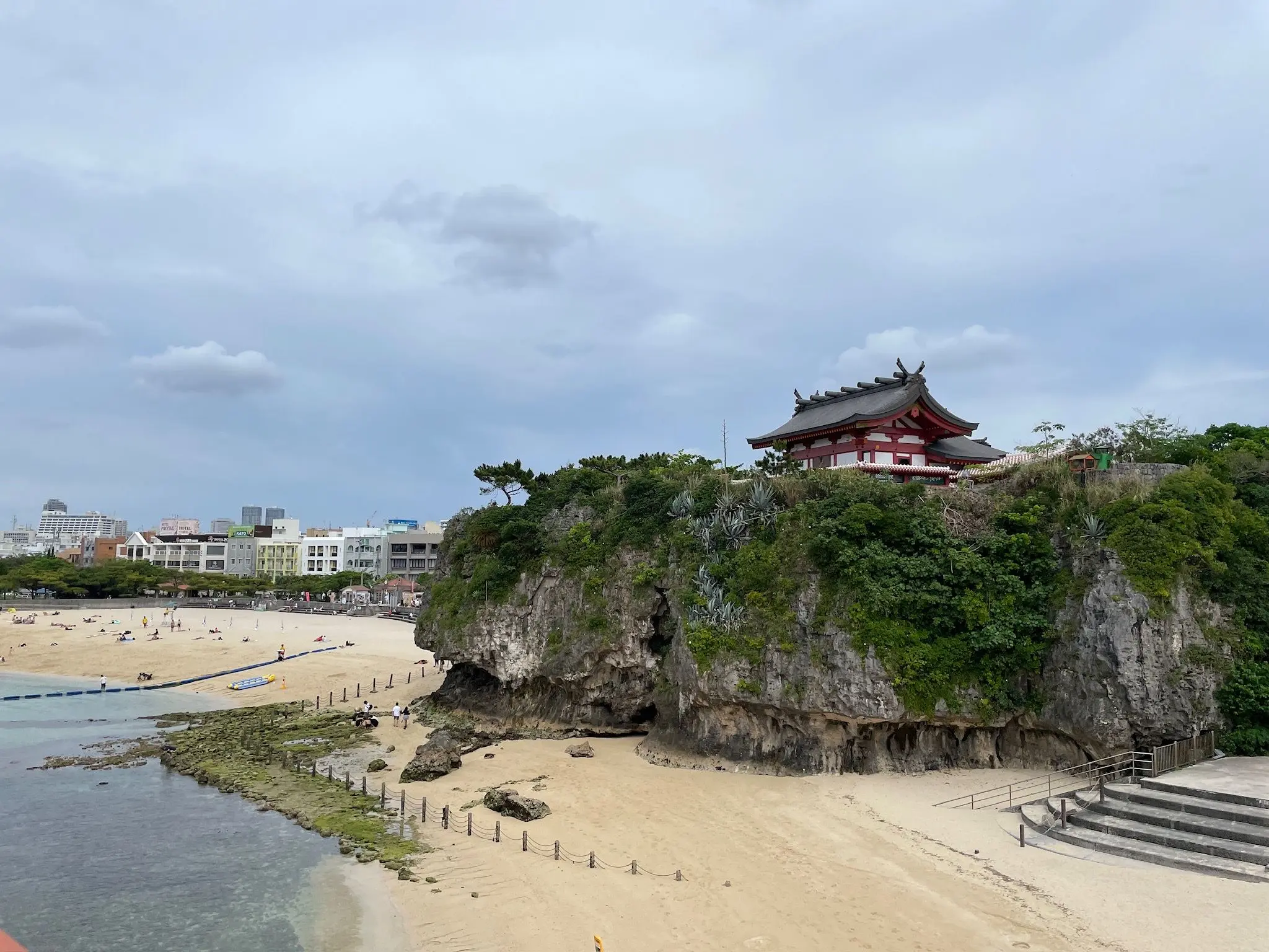 臺灣產物保險text Photo懸崖上的波上神宮。