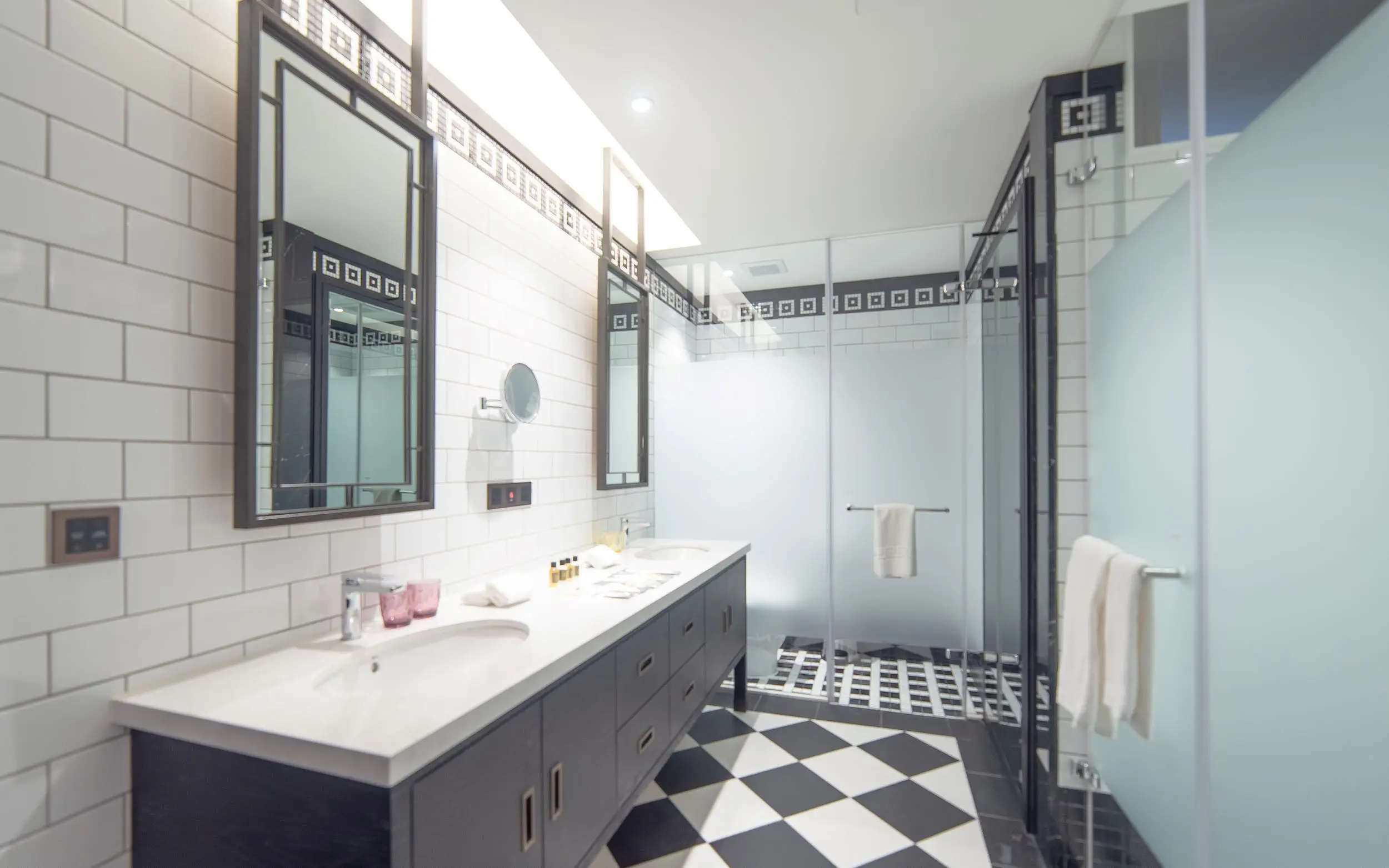 【內湖凱旋酒店】2025台北飯店推薦 清爽明亮的衛浴設備與細緻設計,讓旅人在秋冬時節也能享受溫暖療癒的沐浴時光