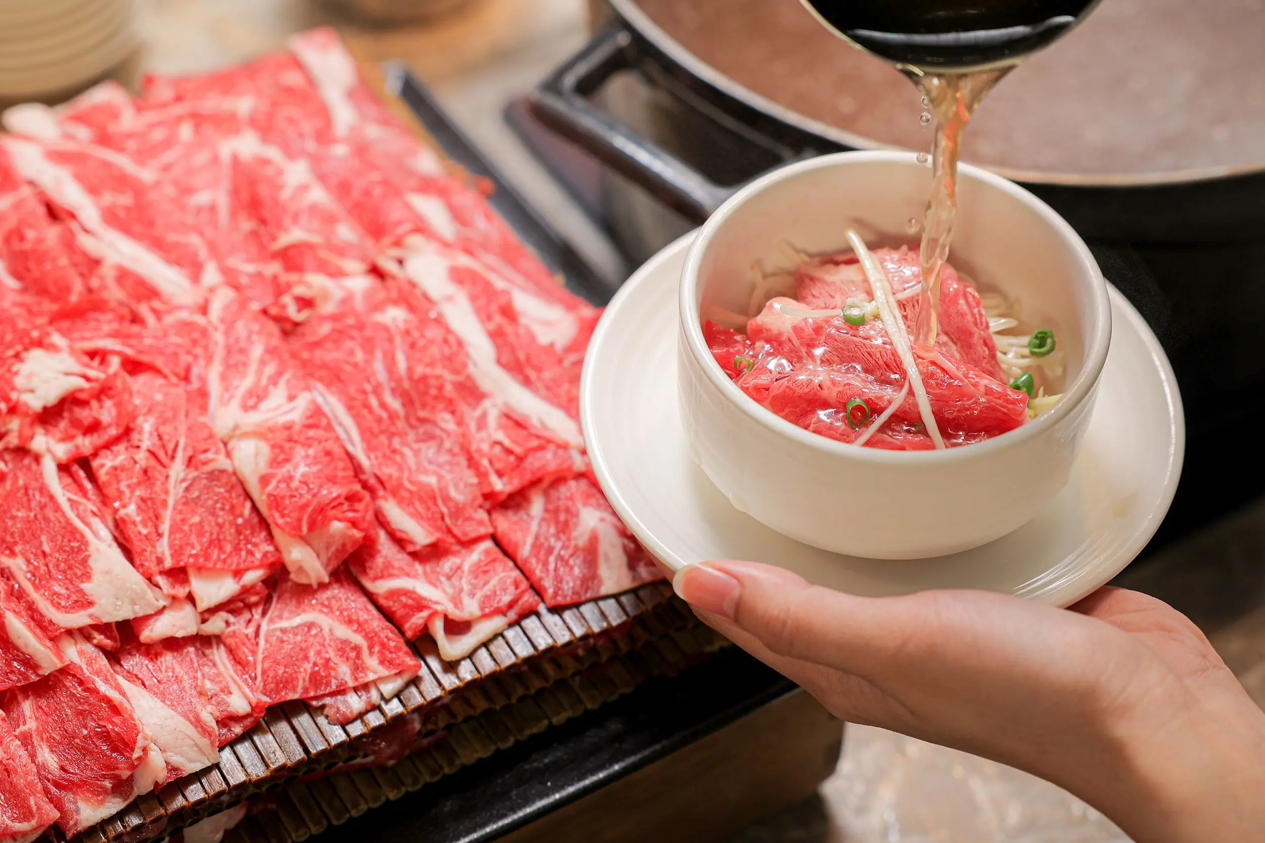 【煙波飯店】2025飯店推薦 走進「食東西自助餐廳」，自助牛肉湯區體驗台南人的早餐：親手現涮牛肉片，淺嚐一口正冒著蒸氣的清甜湯頭