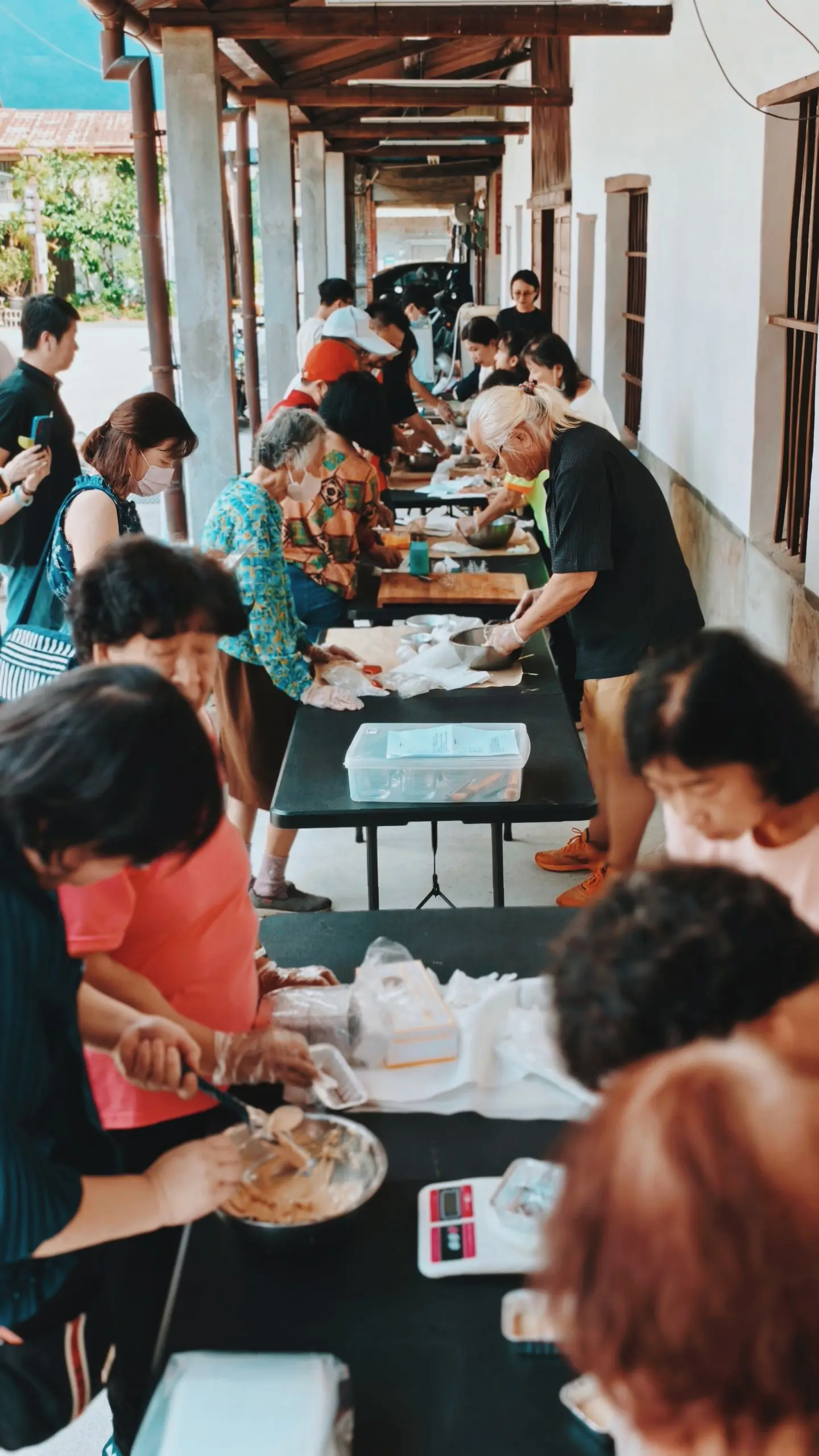 【梓辰文化】台灣在地文化故事 高雄六龜 民眾在洪稇源的長型屋簷下開始第一階段的揉麵製作