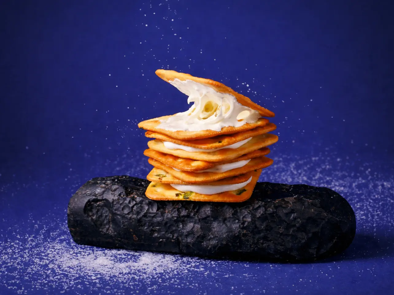 圖3 牛軋餅 蔥鹽風味，微鹹的香蔥蘇打餅乾，搭配滑順奶香內餡，富有層次的酥脆軟q