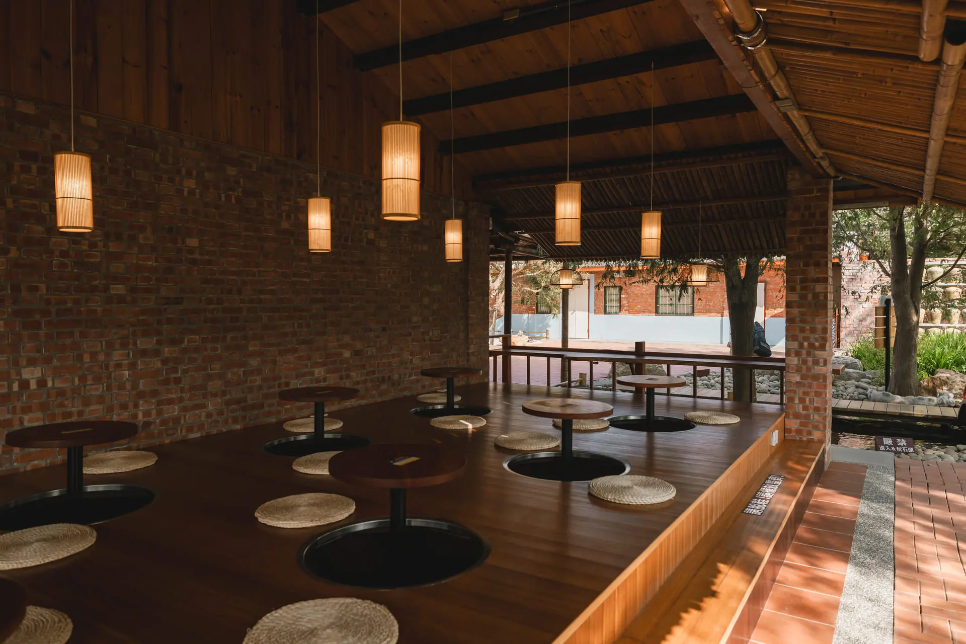 圖7 臨水池而設的座位區,可感受陽光、綠意及「曲水流觴」的詩意氛圍。