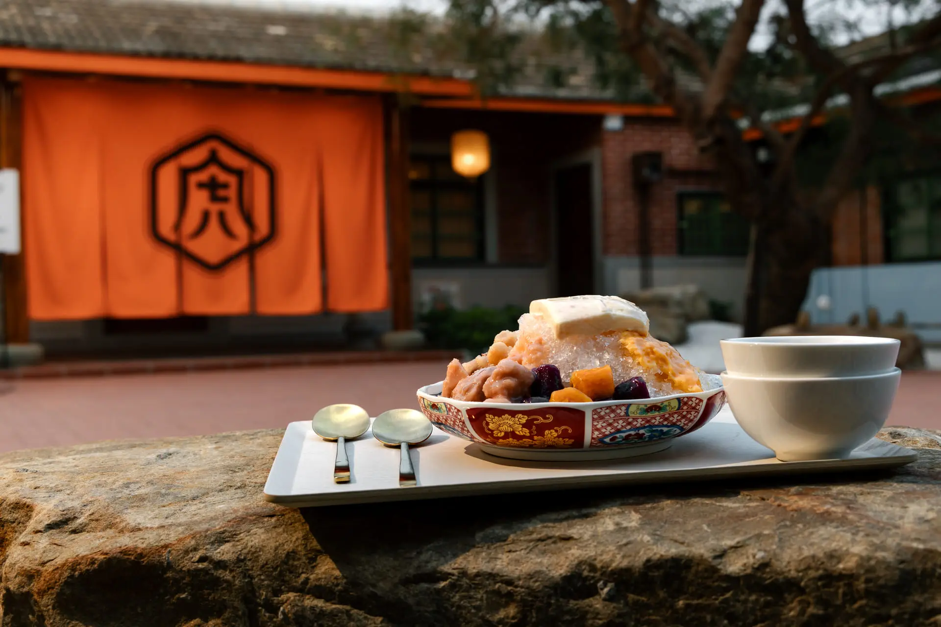 圖4 地瓜奶酪、地瓜圓、芋頭、蓮子與地瓜醬,讓這碗誠興號「地瓜豆腐冰」香甜有層次。