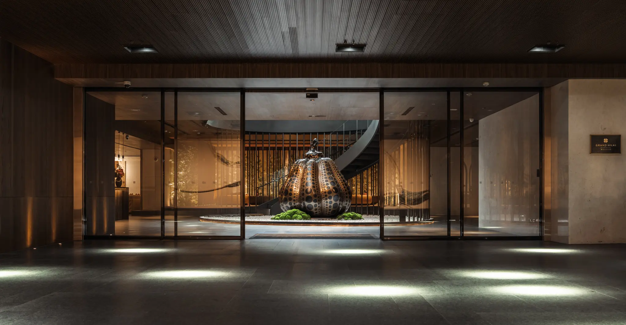 漢來日月行館 藝術品 日本藝術家草間彌生經典作品 南瓜由中國信託銀行典藏借展1